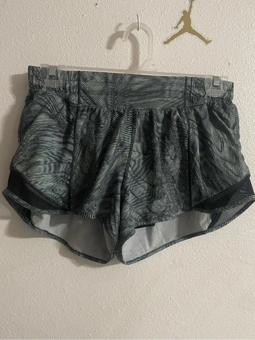 Lululemon Hotty Hot Low Rise Short 2.5